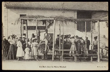 Postkarte, die einen Tanz bei Mere Michels, Le Puy, um 1900 darstellt
